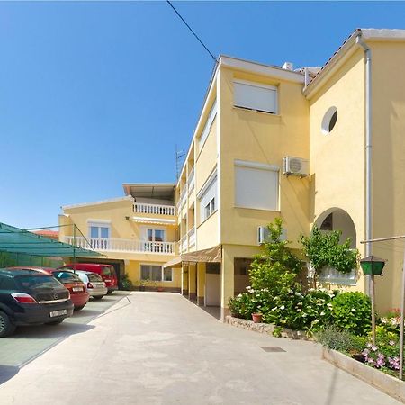 Apartments And Room Lotus ตรีบูนย์ ภายนอก รูปภาพ