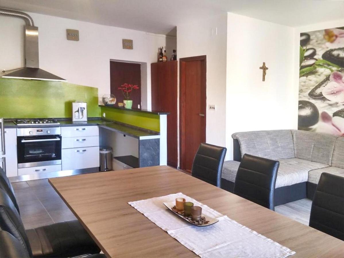 Apartments And Room Lotus ตรีบูนย์ ภายนอก รูปภาพ