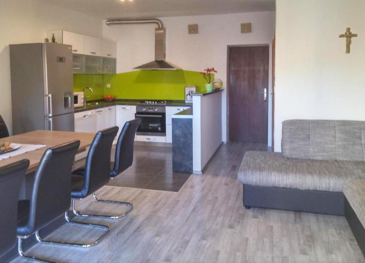 Apartments And Room Lotus ตรีบูนย์ ภายนอก รูปภาพ