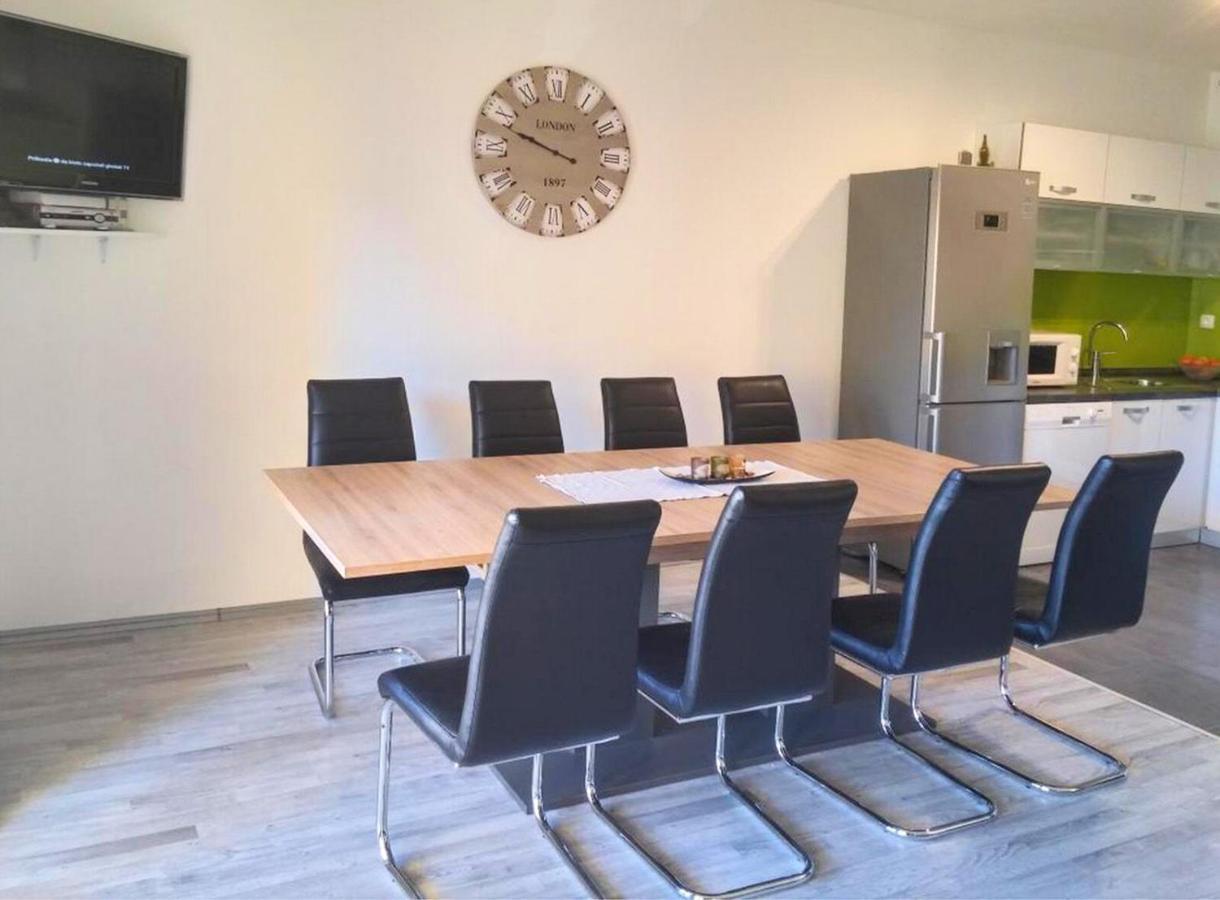 Apartments And Room Lotus ตรีบูนย์ ภายนอก รูปภาพ