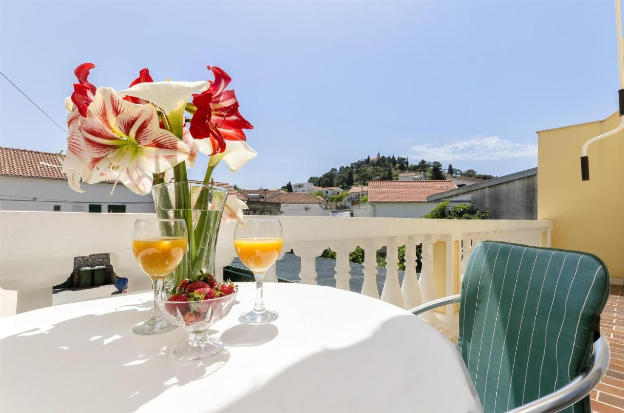 Apartments And Room Lotus ตรีบูนย์ ภายนอก รูปภาพ