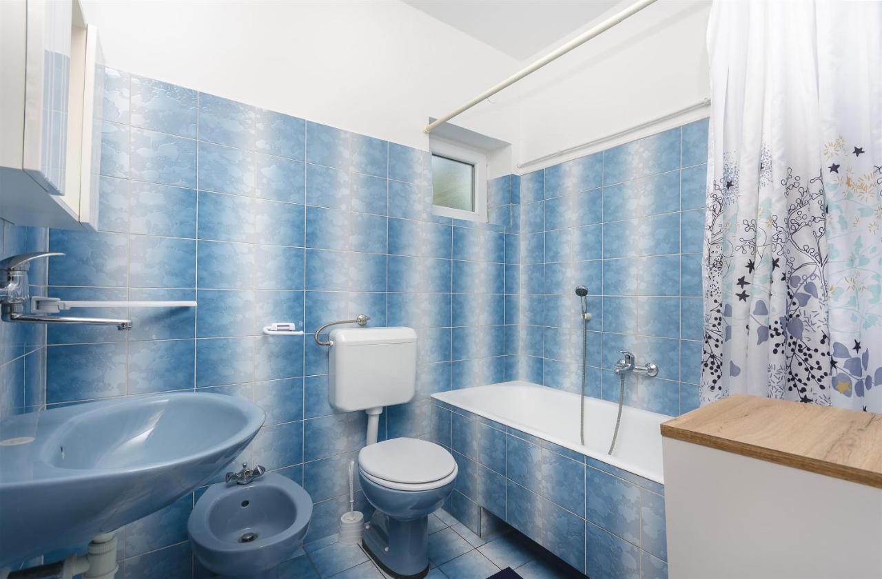 Apartments And Room Lotus ตรีบูนย์ ภายนอก รูปภาพ