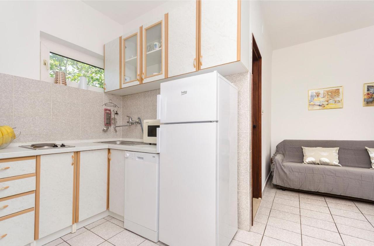 Apartments And Room Lotus ตรีบูนย์ ภายนอก รูปภาพ