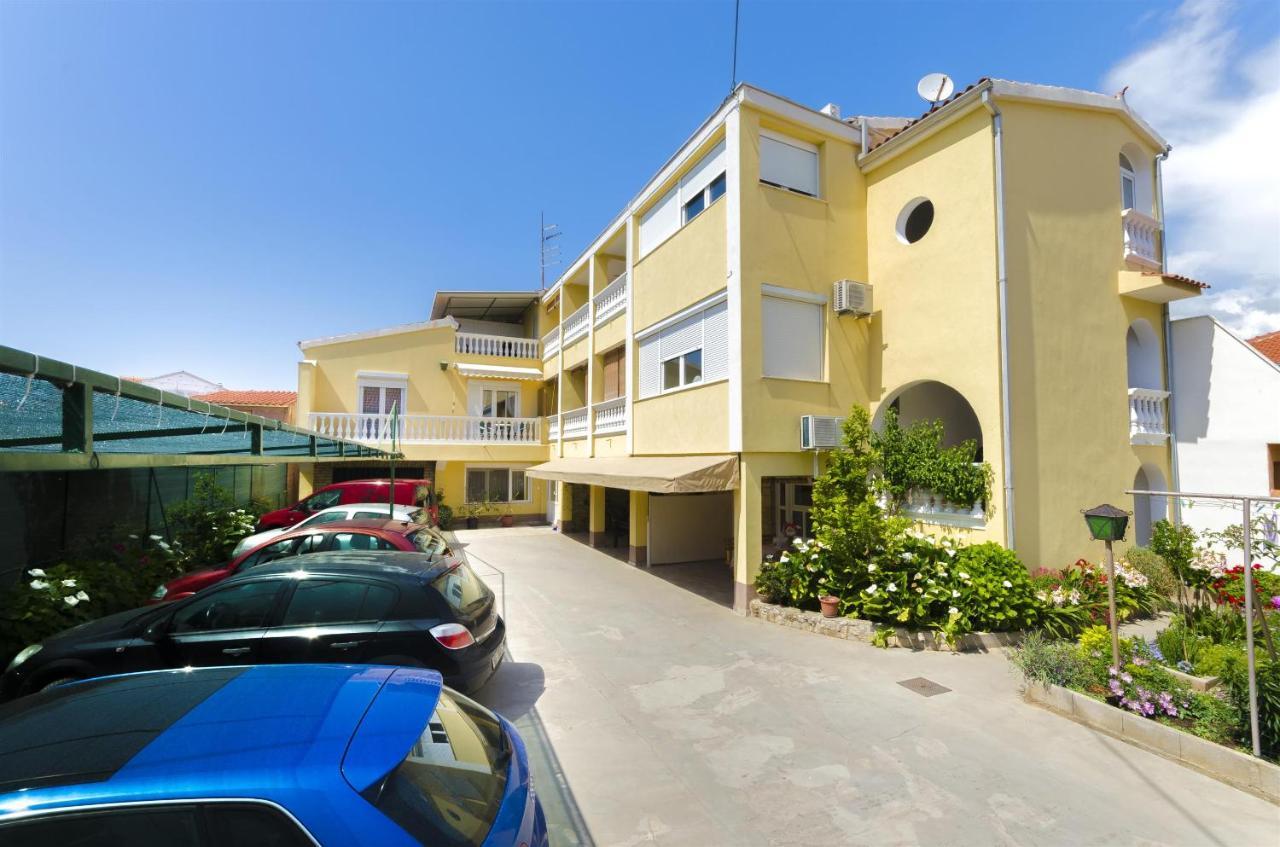 Apartments And Room Lotus ตรีบูนย์ ภายนอก รูปภาพ