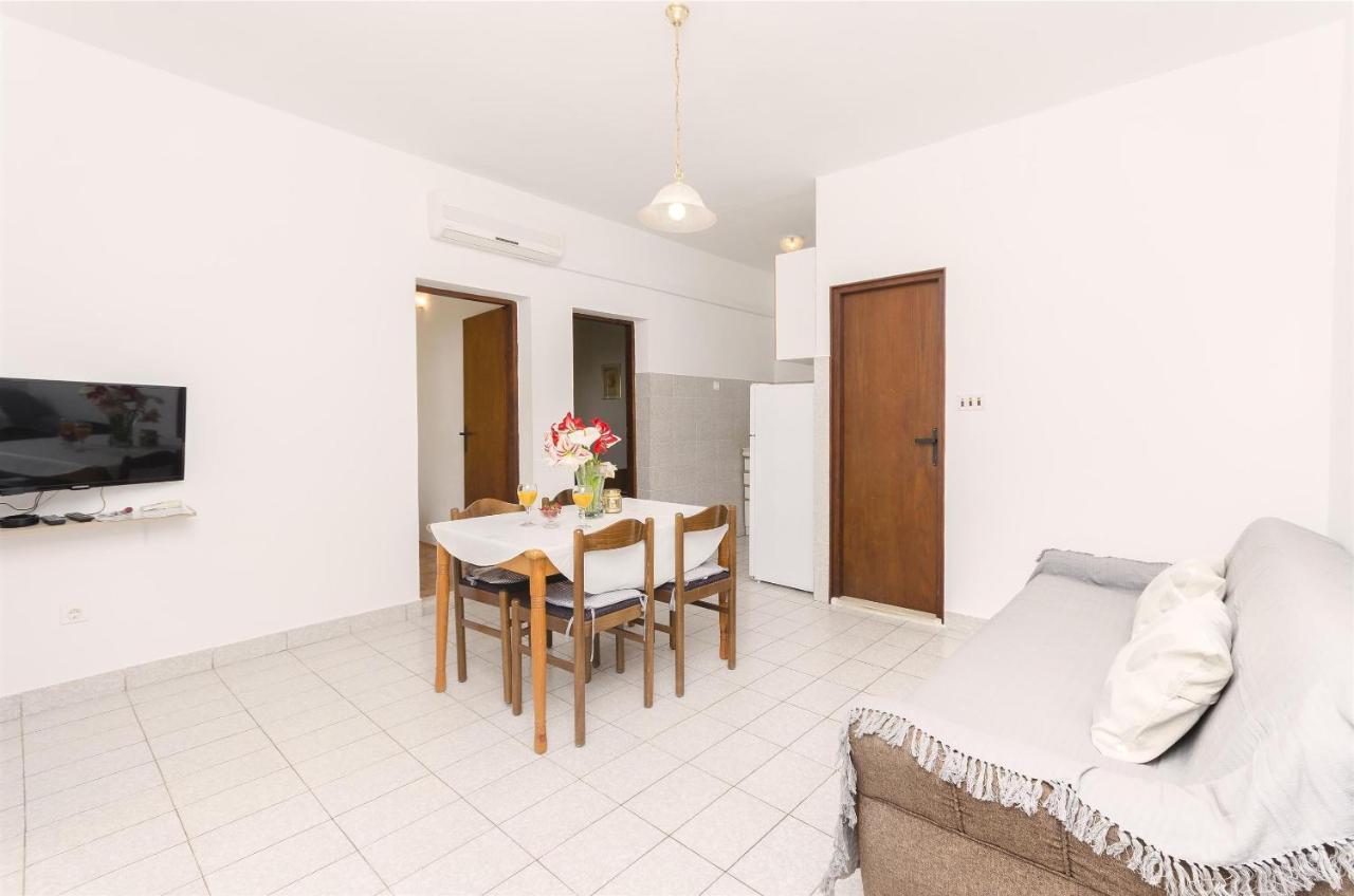 Apartments And Room Lotus ตรีบูนย์ ภายนอก รูปภาพ