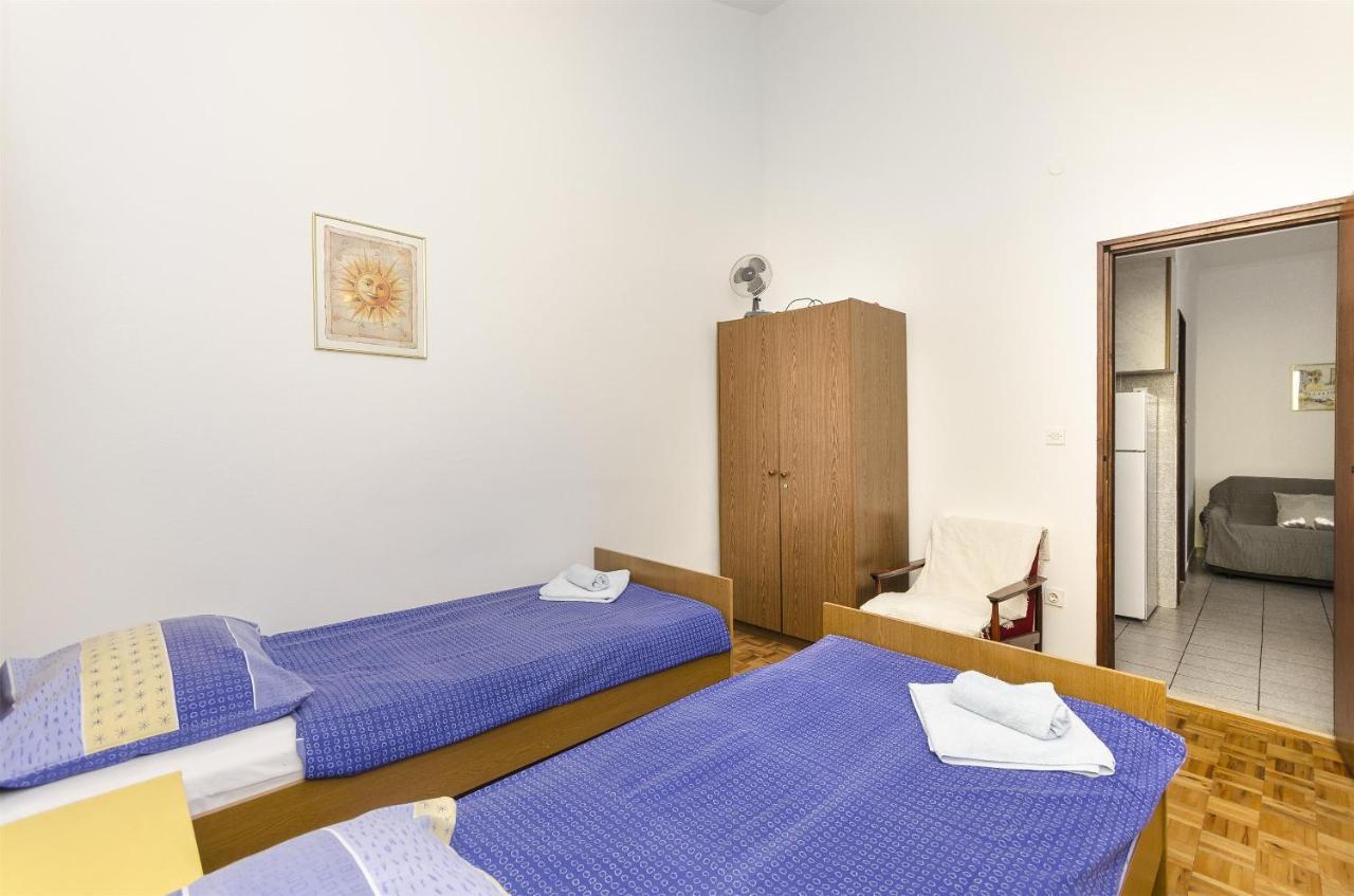 Apartments And Room Lotus ตรีบูนย์ ภายนอก รูปภาพ