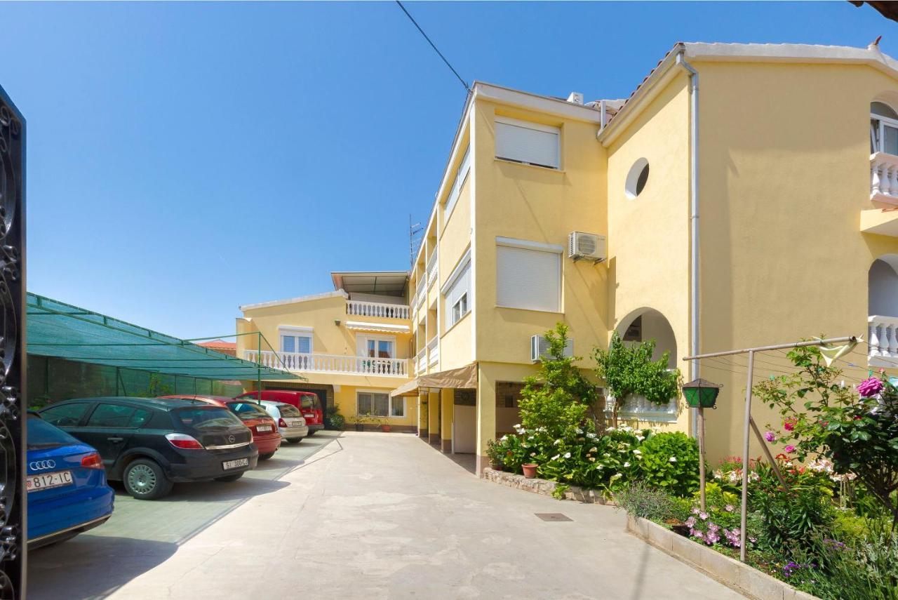 Apartments And Room Lotus ตรีบูนย์ ภายนอก รูปภาพ